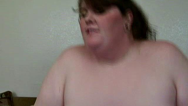 пышная рыжая эшли с татухами жёстко долбится раком на диване