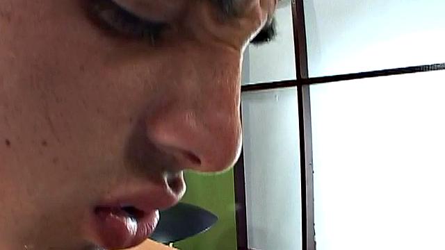 Латино-любитель сдает зад весело и по делу - домашнее гей порно с огоньком!