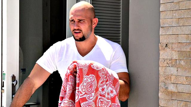 катя трахается с молодым на веранде и получает внутрь