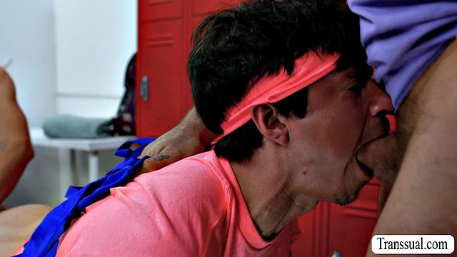 Адам X Ли, Дакота Вандерс и Бриттни Кэйд устроили групповуху с анальным сексом между взрослых трансов в раздевалке спортзала - спорт для настоящих ценителей, особенно когда член в движении.