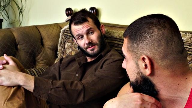 Брутальный качок вылизывает жопу и жестко шпилит татуированного парня без резины