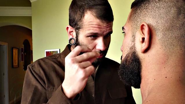 Брутальный качок вылизывает жопу и жестко шпилит татуированного парня без резины