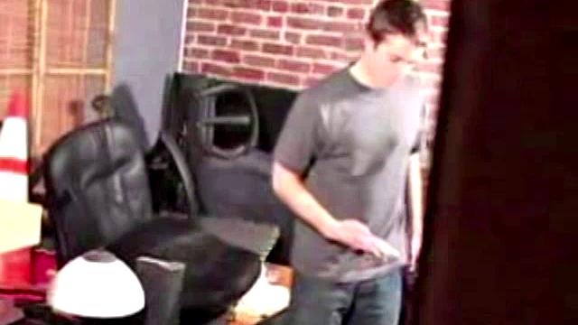 Холден Слейер дрочит и кончает на камеру для парней.