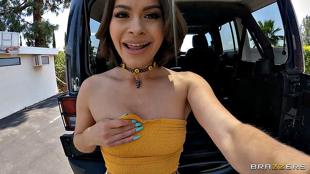 Николь Ария устраивает анальное шоу у машины, Кеирон Ли присоединяется к жёсткому траху на улице.