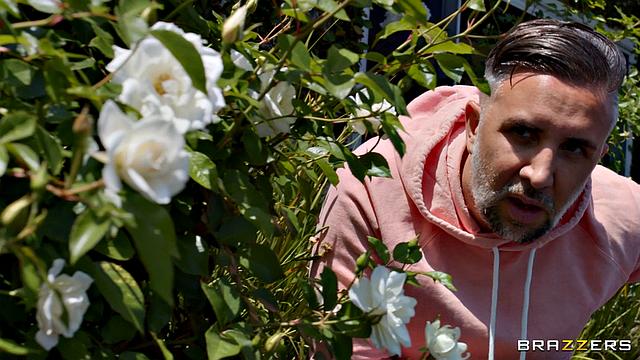 Николь Ария устраивает анальное шоу у машины, Кеирон Ли присоединяется к жёсткому траху на улице.