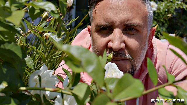 Николь Ария устраивает анальное шоу у машины, Кеирон Ли присоединяется к жёсткому траху на улице.