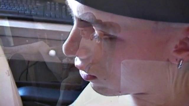 Шейн дрочит свой член в скейтерской экипировке и показывает каждый сантиметр на камеру