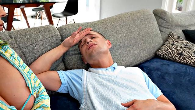 татуированная девушка с большой жопой трахается с парнем