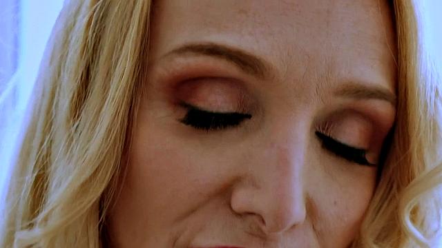 Billi Bardot: Big Tits Hot