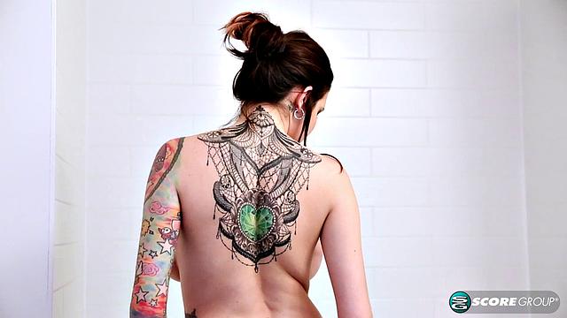 Ариан трёт свои огромные мокрые сиськи в душе