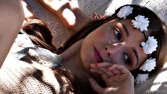 хиппи девка трахается с жадностью прямо на природе