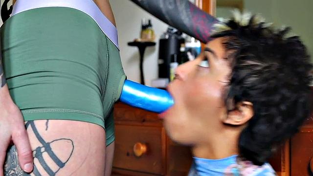 Лесбиянки трахают друг друга страпонами