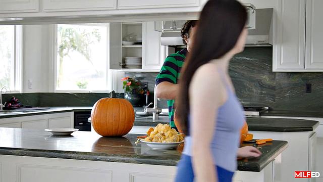 Милф изменяет с любовником на кухне - Dee Williams и Robby Echo жарко трахаются среди тыквенного угощения.
