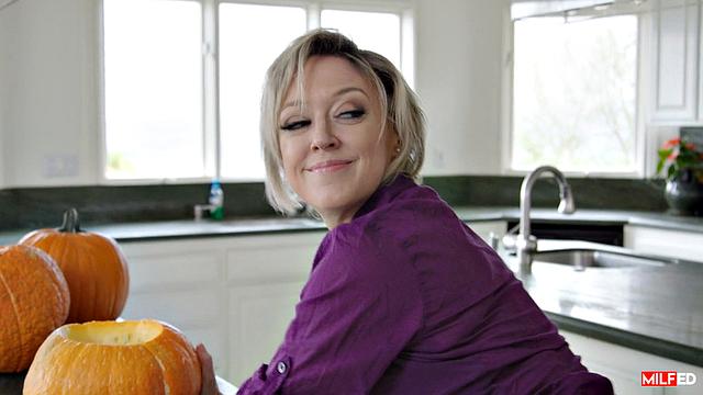 Милф изменяет с любовником на кухне - Dee Williams и Robby Echo жарко трахаются среди тыквенного угощения.
