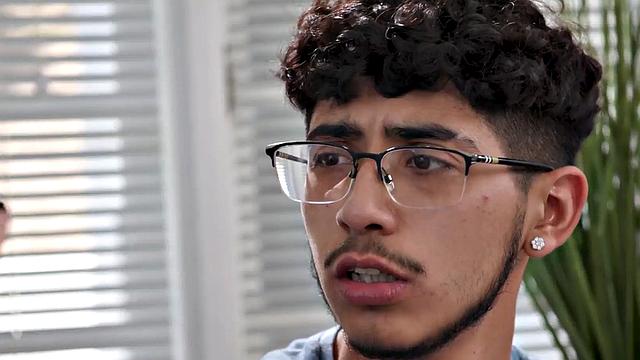 зрелая красотка с пышной грудью в чулках не может устоять перед мужчиной