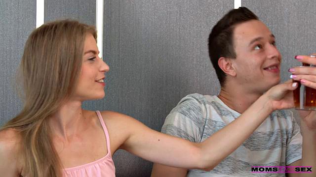 Делим нового парня с мачехой - никто не уступает в постели