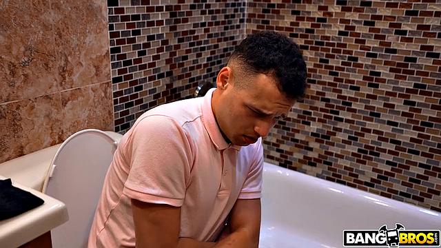 Гиги Диор ловит пасынка за дрочкой и вместо лекции предлагает мотивацию по-взрослому, чтобы оценки сразу пошли вверх.