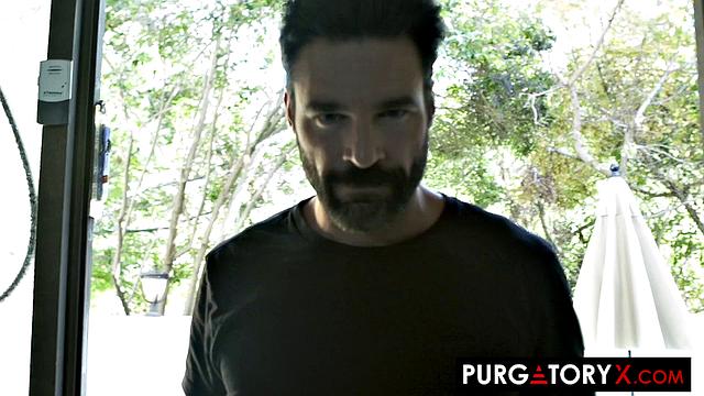 татуированная красотка в корсете получает двойное проникновение в ванной от двух мужиков