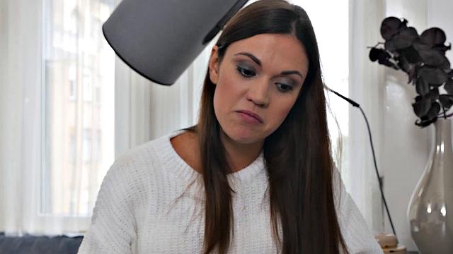 алисса рисс заливает киску маслом и трахается по-жёсткому