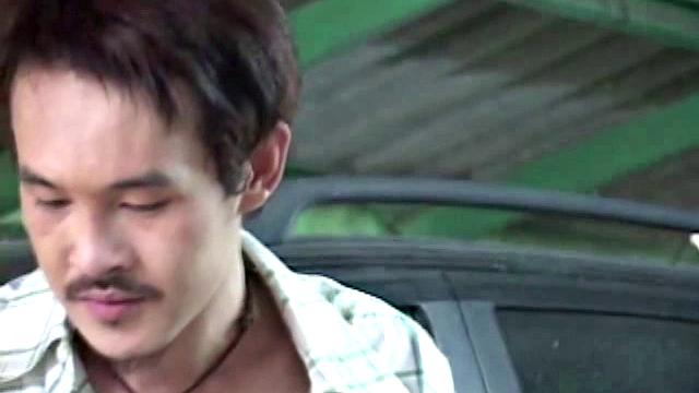 Две азиатки и парень устраивают жесткий тройничок с двойным проникновением