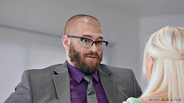 Сири Даль прячет свою жопу в торте на день рождения, а Ксандер Корвус получает вкусный сюрприз под столом