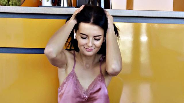 лесбиянки крутят пальцами, язык не отдыхает - вот это трудоголики