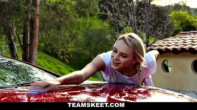 эмма хикс и эмбер чейз устраивают жаркую лесби-сцену у машины