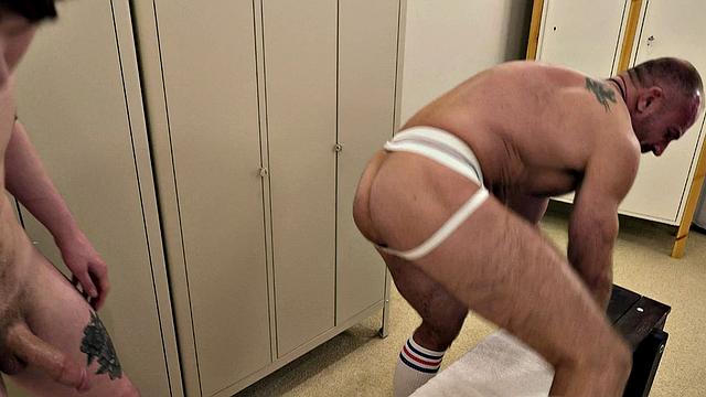 Muscled coach fucked by twink