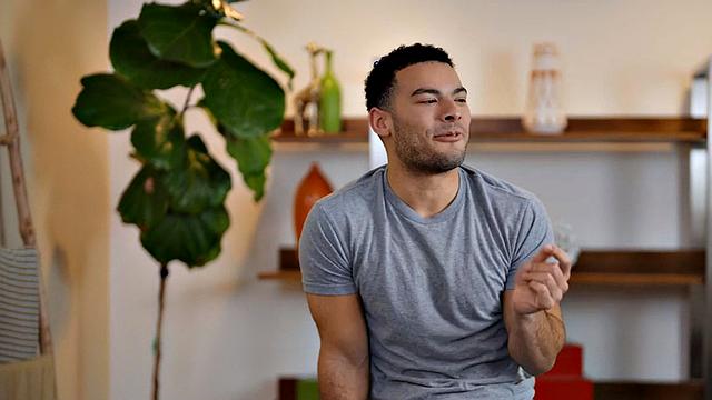 Ebony eager jock pleasing at home till cumshot