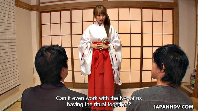 Юи Мисаки отдается двум мужчинам в жарком тройничке