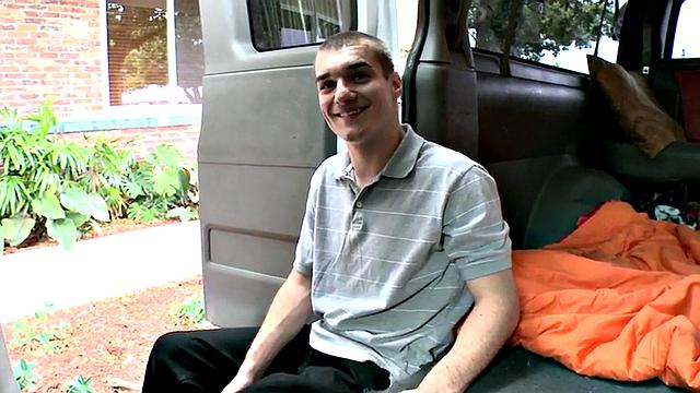 откастил - теперь трахают в фургоне прямо как надо