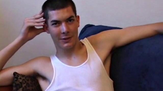 Бреннан не стесняется - дрочит по-мужски на камеру для парней, ирония такая же бодрая, как и его рука.