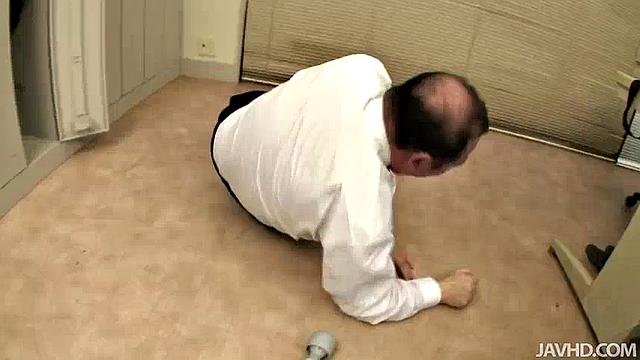 Горячая жена садится на лицо начальнику и унижает его каблуками