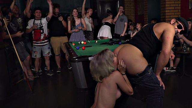 Шлюха на виду у всех жадно лижет жопу и получает тройной трах