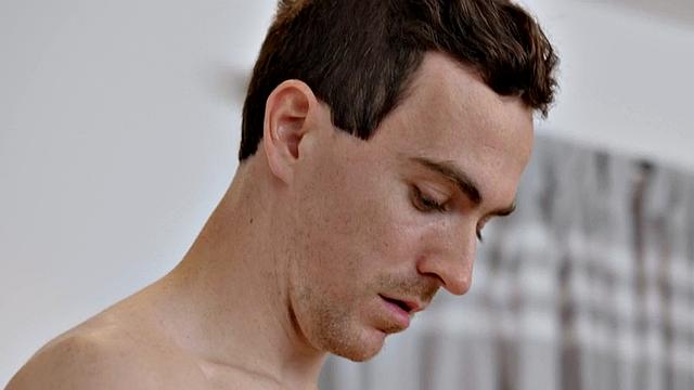 накачанный красавчик страстно дрочит и заливает спермой всю комнату