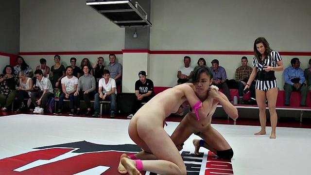 лесбийские борчихи катаются на проигравших на глазах у всех