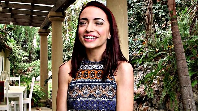 брюнетка дрочит и показывает себя