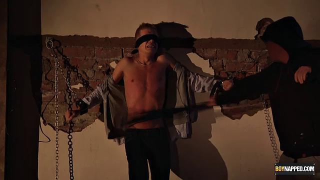 Криса Янсена связали и доминировали за деньги в жёсткой гей-бондаж-сцене
