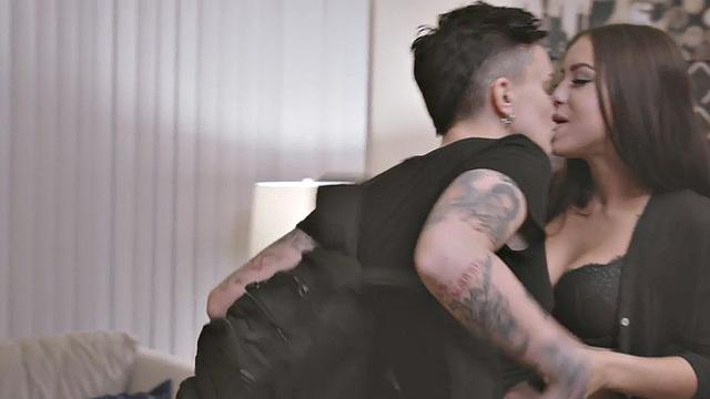 Inked lez babe fucks cuntlicking GF in amateur video