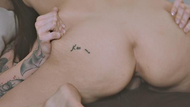 Inked lez babe fucks cuntlicking GF in amateur video