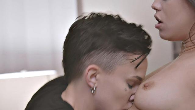 Inked lez babe fucks cuntlicking GF in amateur video