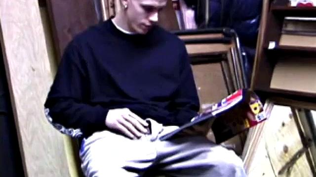 Шейн дрочит и кончает на камеру для парней-гей зрителей.