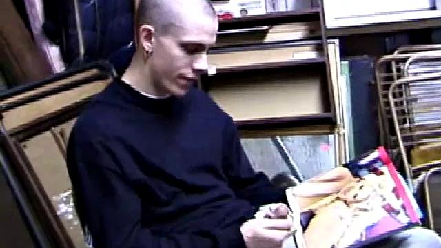 Шейн дрочит и кончает на камеру для парней-гей зрителей.