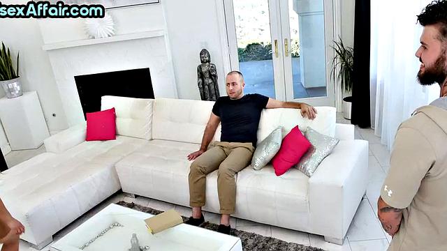 черная красотка скачет на члене и с жадностью глотает сперму в тройничке