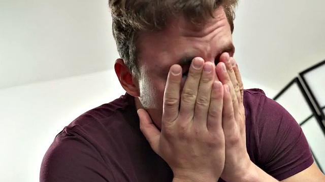 Татуированная рыжая в белье ярко скачет на парне после страстного минета