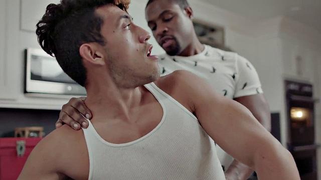 чёрный трахается с азиатом без резинки