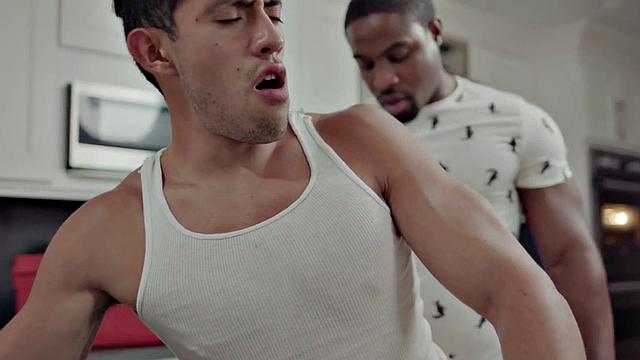 чёрный трахается с азиатом без резинки