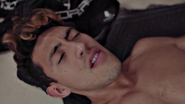 чёрный трахается с азиатом без резинки