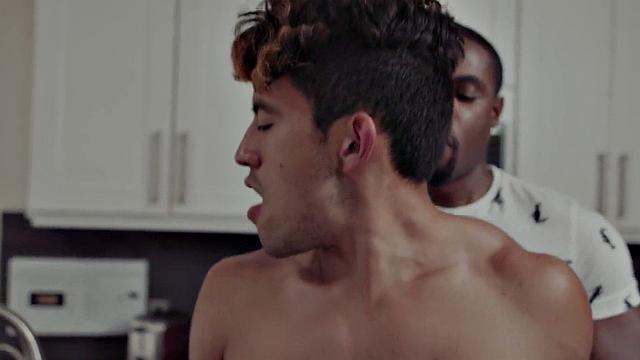 чёрный трахается с азиатом без резинки