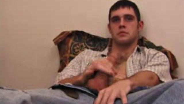 алабамский чувак дрочит и угорает